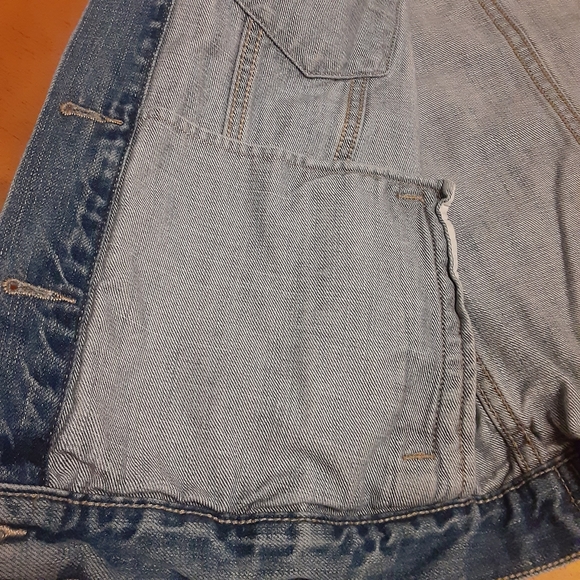 GAP JEAN JACKET LIGHT WASH 2017 DISTRESSED BUTTON UP DENIM WOMENS SIZE MEDIUM. - Picture 11 of 14